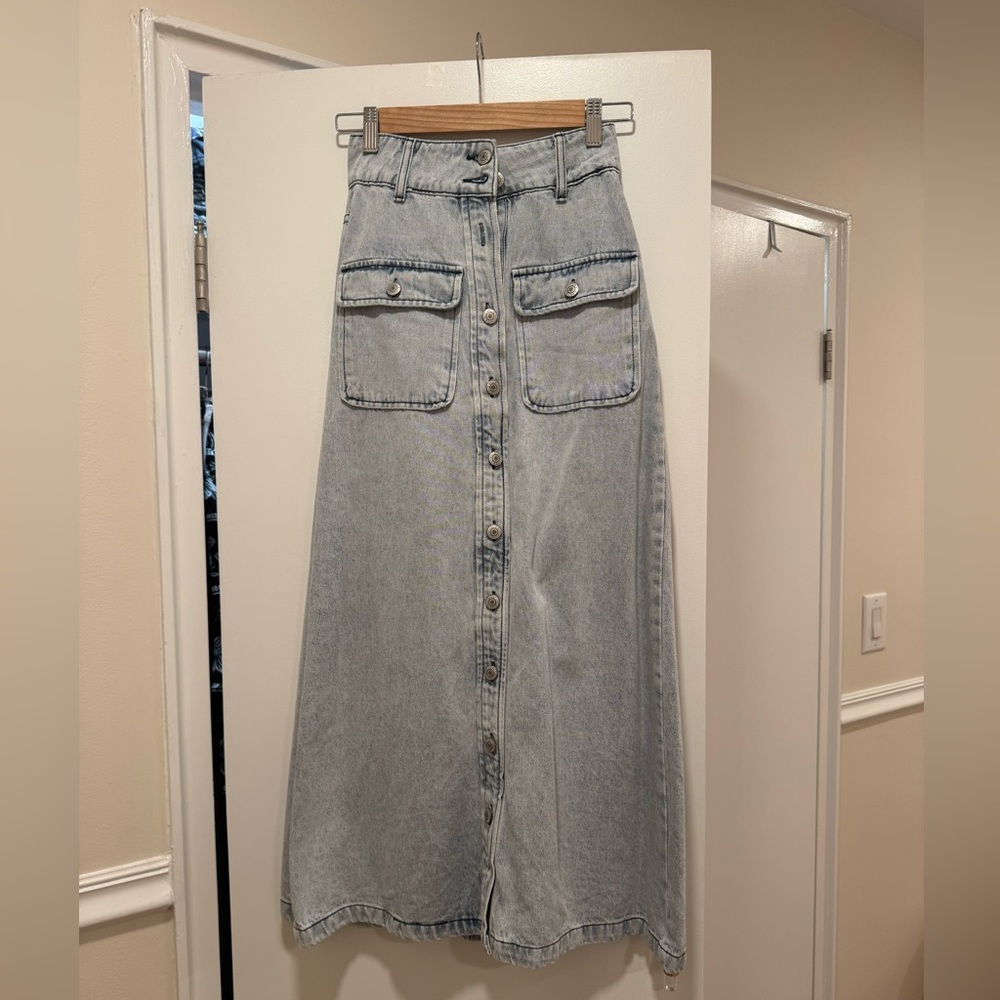 Long button denim skirt